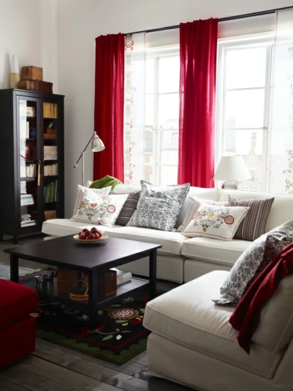 Rote Gardinen vorhänge rollos fenster sofa