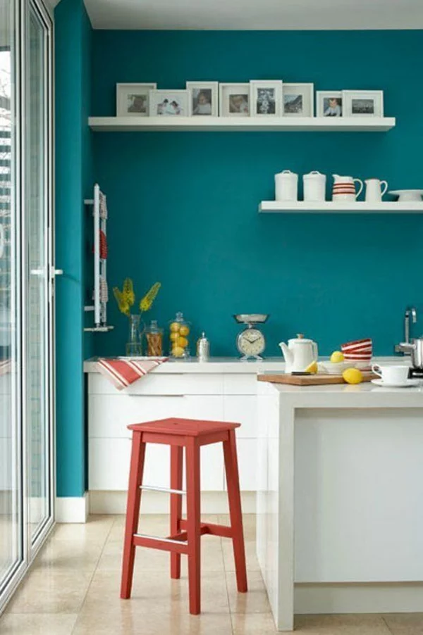 Wandfarbe Türkis wandgestaltung küche regale retro