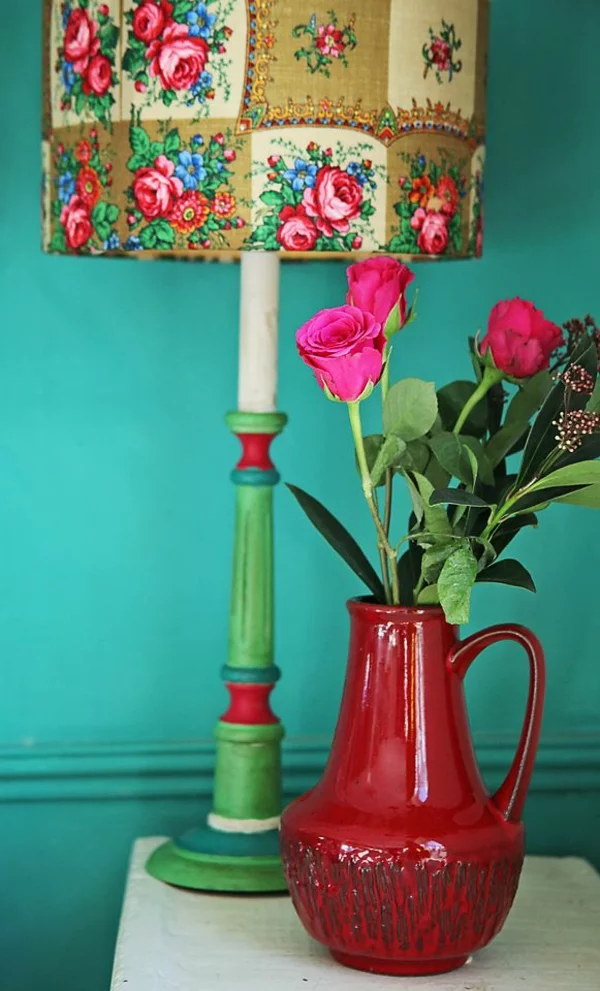 Wandfarbe in Türkis wandgestaltung vasen blumen