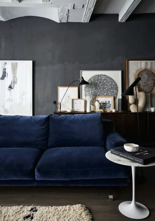 bunte wandfarbe dunkelblaues sofa dunkelgraue wand