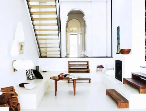rustikales minimalistisch eingerichtetes Wohnzimmer weiß und Holz dominieren Couchtisch rund aus Holz