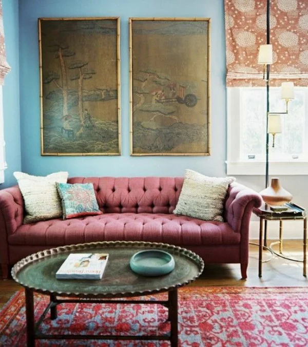 gemütliches Wohnzimmer im orienbtalischen Stil runde Couchtische aus Metall rotes Sofa Kissen Teppich 