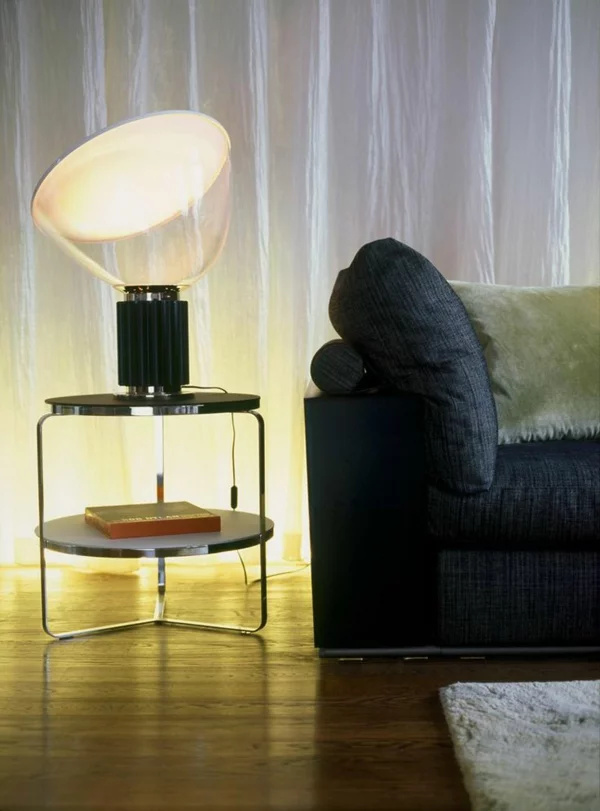 Couchtisch rund aus Metall Lampe darauf modern eingerichtetes Wohnzimmer