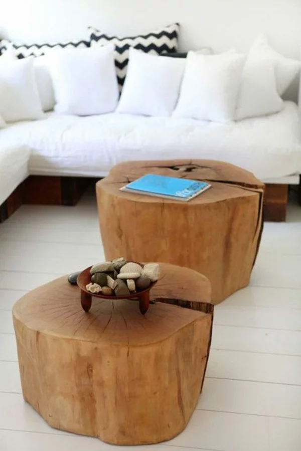 DIY Couchtisch rund aus Baumstumpf selber machen Blickfang im weiß gestalteten Wohnzimmer 