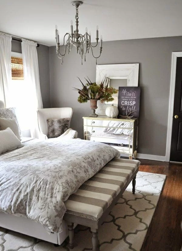 einrichtungsideen schlafzimmer bett holzboden wandfarbe grau kommode