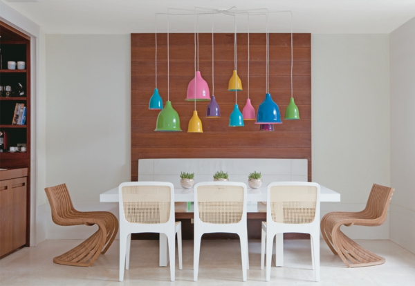 esszimmertisch mit stühlen esstisch rund lebendige farbgestaltung designer leuchten