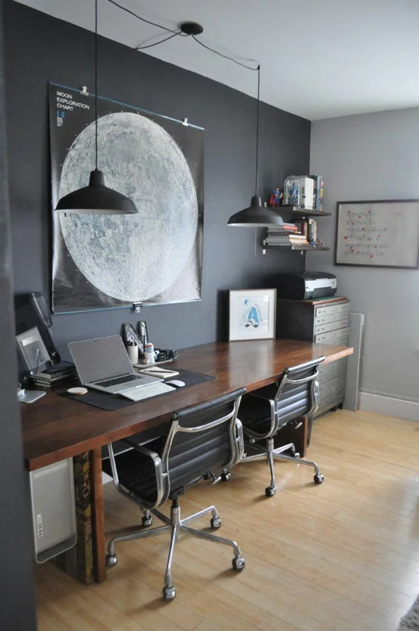 dunkelgraue Wandfarbe im Homeoffice Schreibtisch mit zwei Bürostühlen und Wandbild 