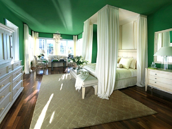 grünes schlafzimmer wandfarbe deckenfarbe baldachinbett weiß
