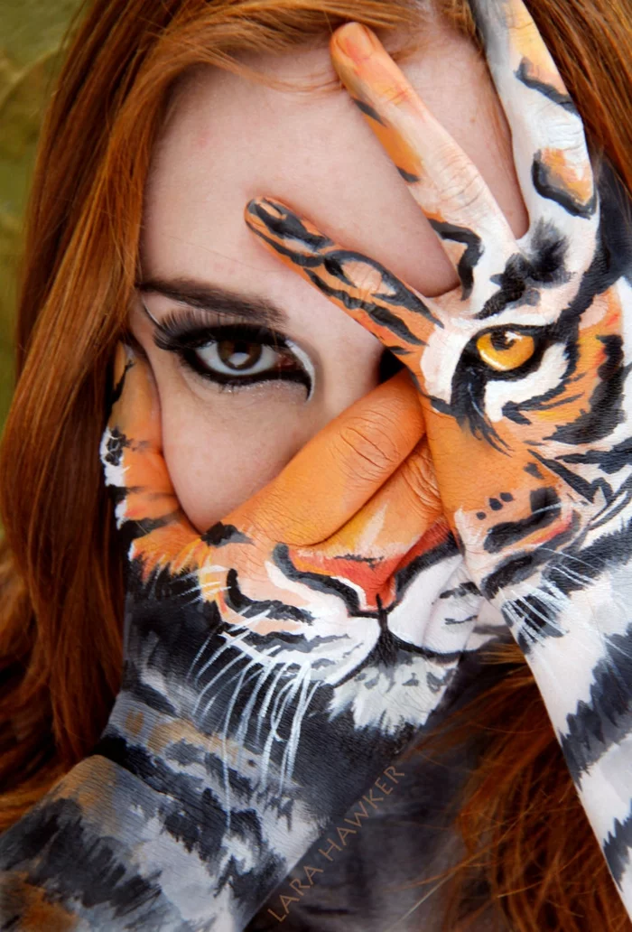 halloween schminke tiger hand und gesicht schminken lara hawker