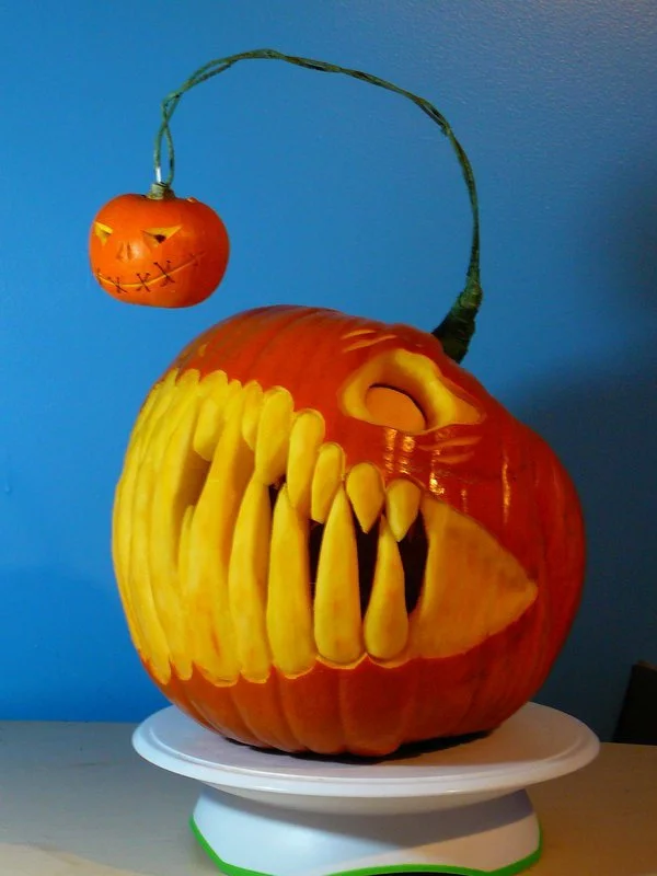 interessante Bastelidee zum Gruselfest Halloween Kürbis Schnitzvorlagen Kürbis Gesicht mit langen gelben Zähnen 
