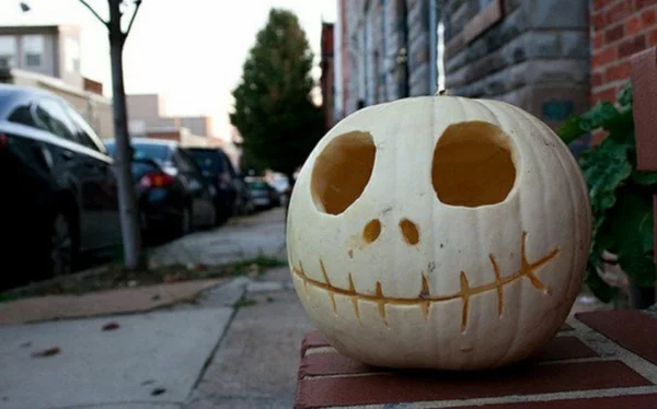 Halloween Kürbis Schnitzvorlagen Kürbis aushöhlen Gesicht basteln einfache Idee 