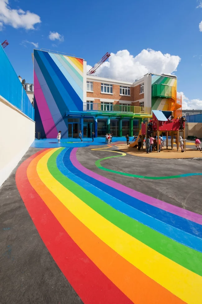 hausfassaden farben moderne hausfassade streichen regenbogen farben kindergarten