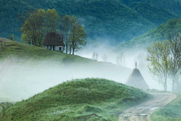 nebel Holzhäuser wilden natur märchen