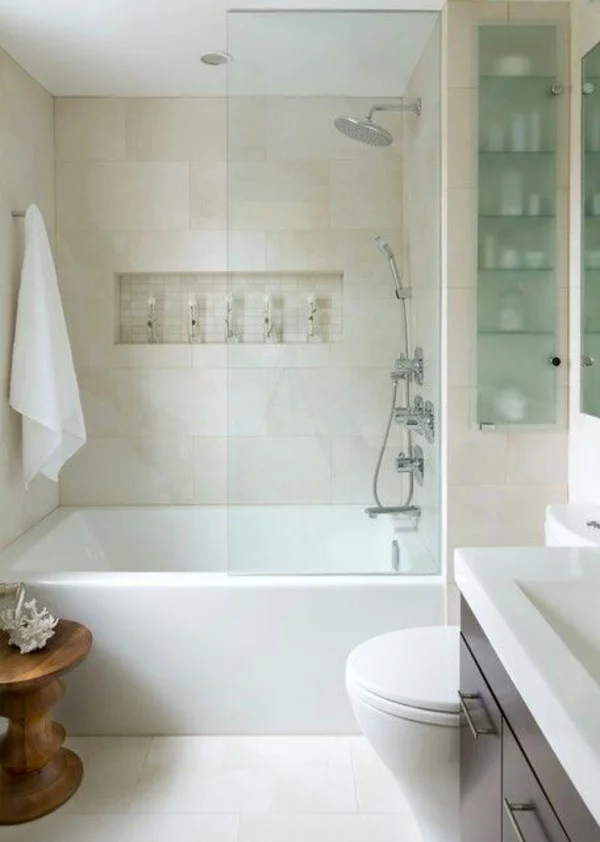 kleines Badezimmer einrichten Badewanne Dusche moderne Badgestaltung in weiß kleiner Holztisch in der Ecke