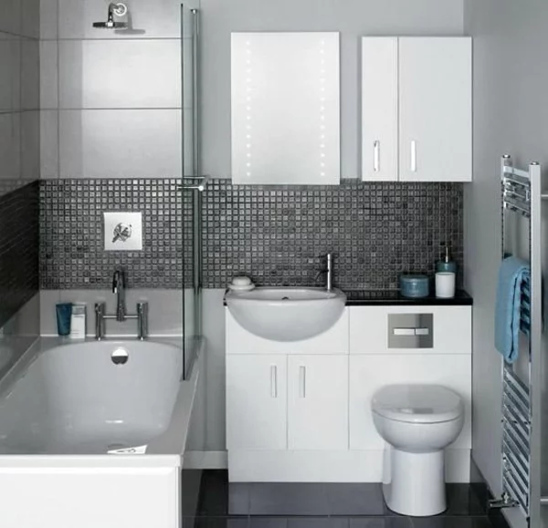 klein Bad einrichten Bedewanne Glasscheibe moderne Badezimmer Fliesen Schränke WC Waschschrank