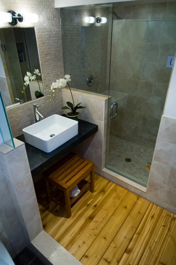 kleines Badezimmer einrichten Dusche Glastüren holzboden Holz Fliesen gelungen kombinieren
