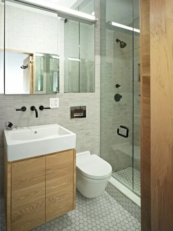 kleines Bad einrichten Fliesen Glasscheibe Dusche Holzschrank praktische Badgestaltung moderne Badezimmer ideen 