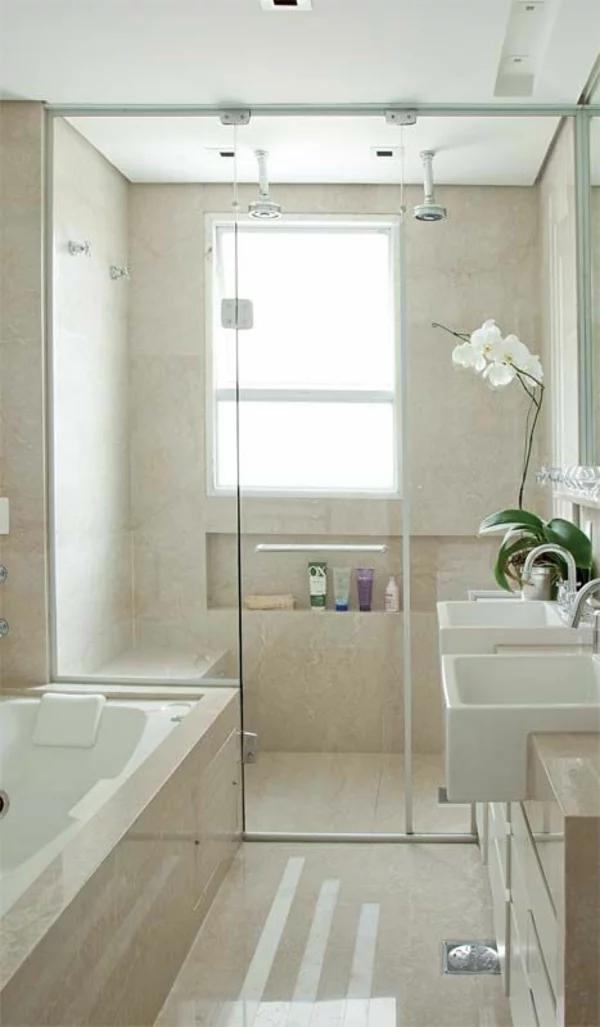 kleines Badezimmer Fliesen Einbauwanne bodengleiche Dusche moderne Badgestaltung in hellen Farben
