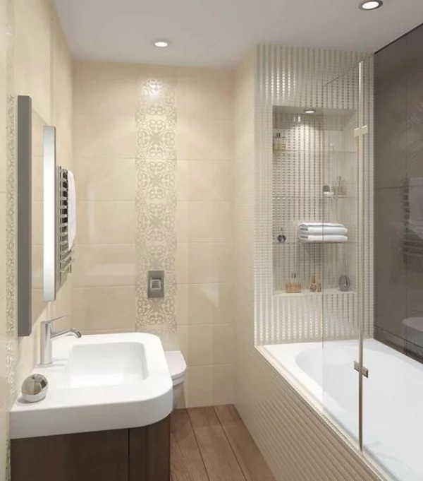kleines Bad perfekt gestaltet in hellen Farben Wandfliesen Dusche Badewanne Holzboden