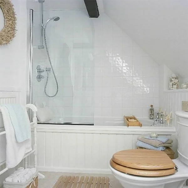 kleines Badezimmer gestalten Badewanne unter der Dachschräge weiße Fliesen WC Holzelement Deckel 