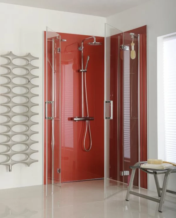 kleines Badezimmer bodengleiche Dusche in Blutrot Hingucker moderne Badezimmergestaltung