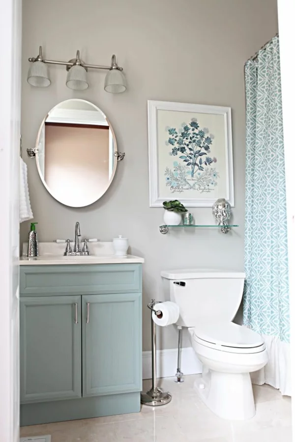 kleines Badezimmer im Retro Stil Duschvorhang gemustert blau und grau kombinieren Wandspiegel Lampen