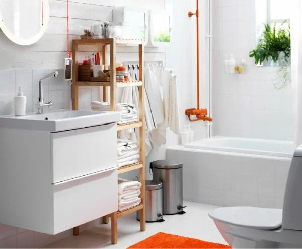 kleines bad ideen orange dusche badewanne holzregal