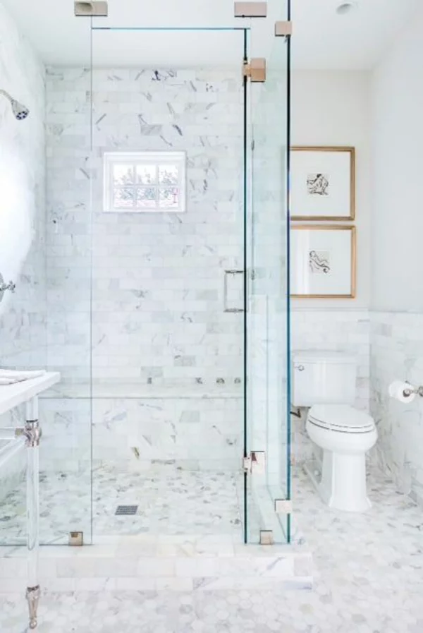 kleines Bad planen bodengleiche Dusche Glaswand WC Wandbilder moderne Badgestaltung 