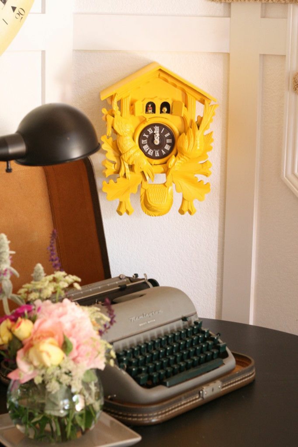 kuckucksuhr modern uhren selber bauen gelb retro stil alte schreibmaschine
