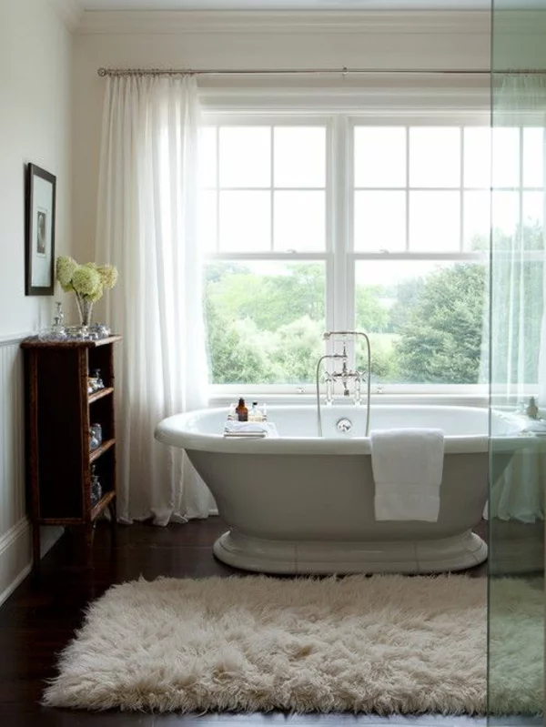 kuschelweiche badmatte weiß holzboden badteppiche freistehende badewanne
