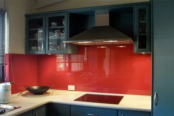 küchenrückwände fliesenspiegel glas rot spritzschutz küche