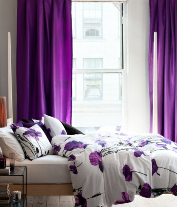 gardinen in lila fenster vorhänge schlafzimmer bettwäsche