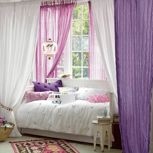 lila-gardinen-fenster-vorhänge-schlafzimmer-mädchen