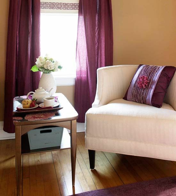 lila-gardinen-fenster-vorhänge-schlafzimmer-polstermöbel