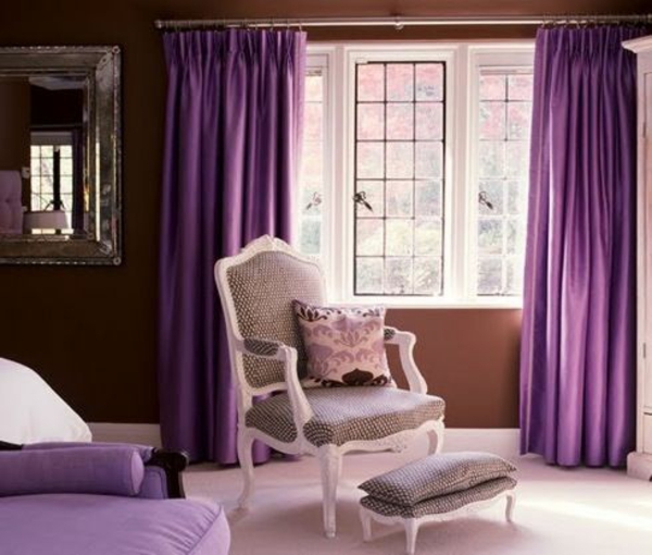 lila gardinen fenster vorhänge schlafzimmer sessel hocker