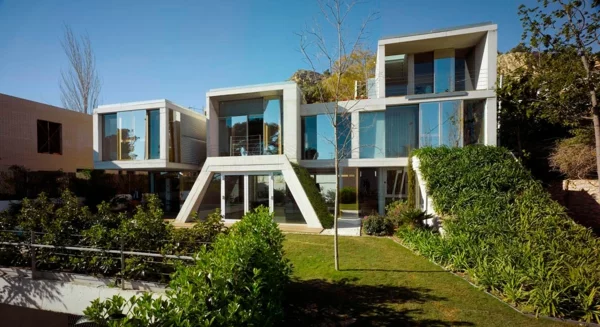 moderne architektur Fassaden gestaltung Einfamilienhaus rasen gartenpflanzen nachhaltiges bauen