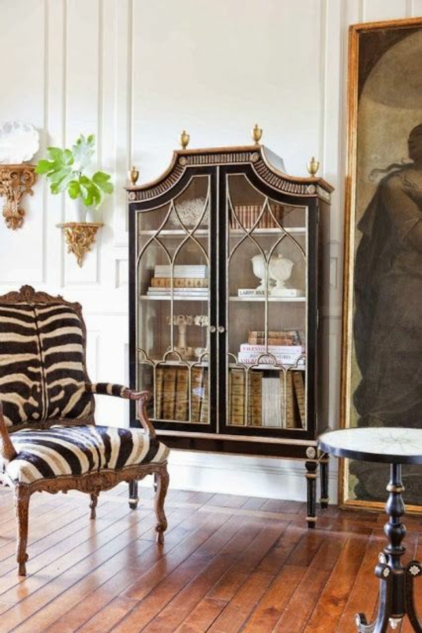 möbel kolonialstil einrichtung wohnzimmer holzboden antikmöbel sessel zebramuster