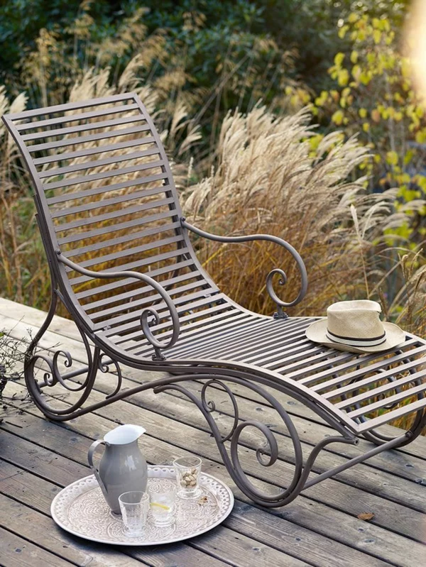 relaxliege garten terrassendielen holz veranda tee trinken entspannungsecke