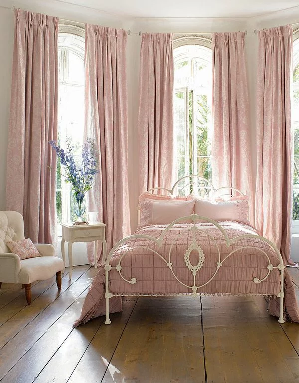 romantisches schlafzimmer gestalten altrosa gadrinen rosa vorhangstoffe tagesdecke