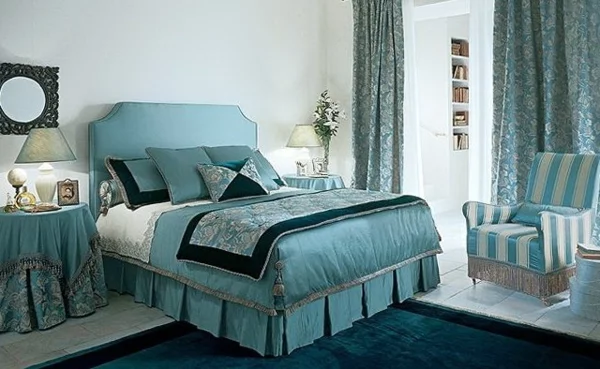 romantisches schlafzimmer gestalten mintgrün polsterbett tagesdecke türkis vorhänge