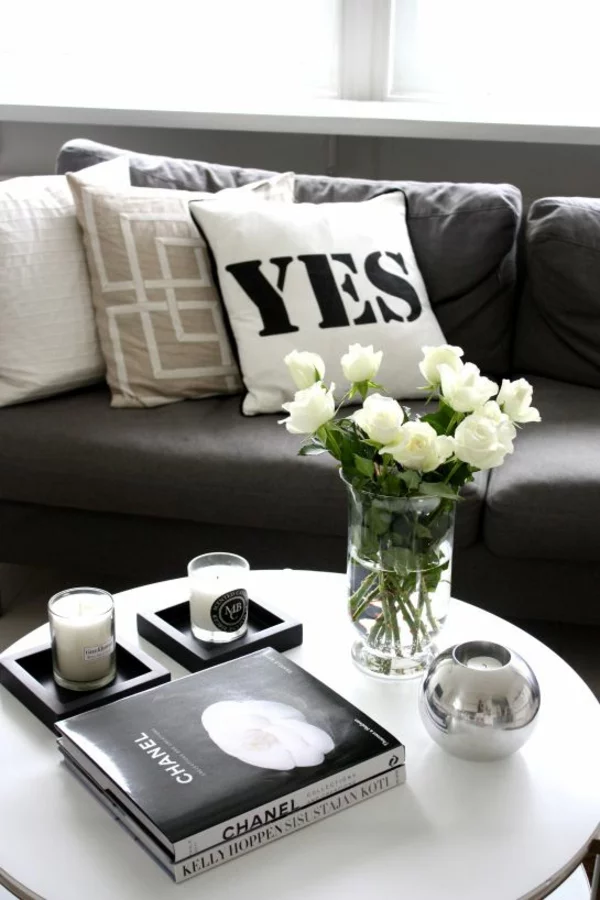 schicke Möbel im Wohnzimmer moderne Einrichten bequemes Sofa weißer Couchtisch rund