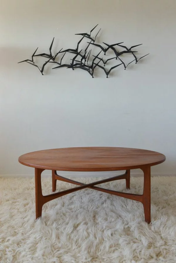 runder Couchtisch aus Holz im modernen WohnzimmerHochflorteppich Wanddeko Vögel 