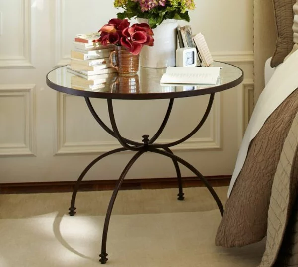 runder Couchtisch aus Glas und Metall im Wohnzimmer Tischdeko Vase mit Blumen Wecker Bücher