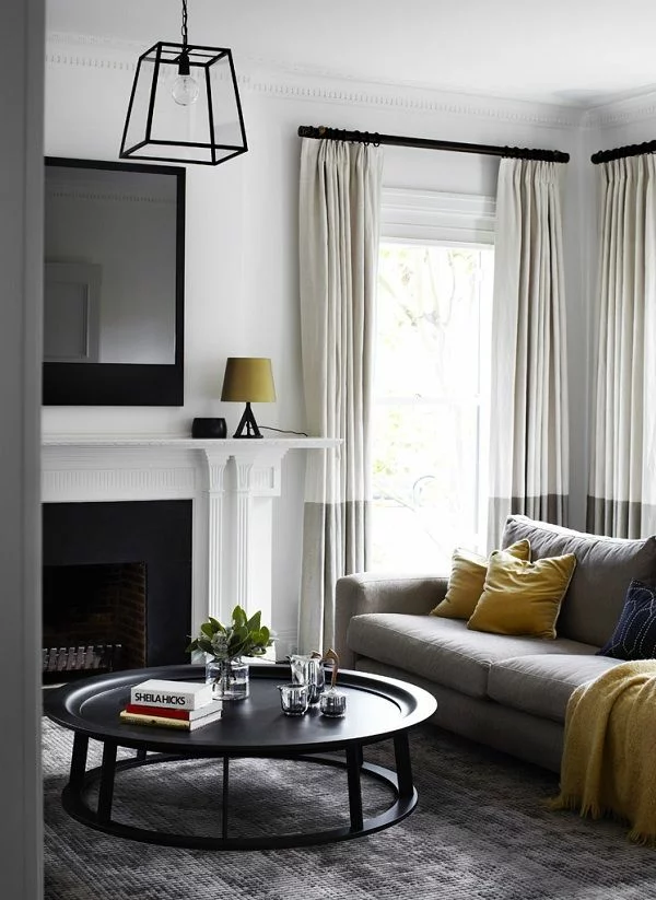 klassisch eingerichtetes Wohnzimmer Couchtisch rund aus Holz Blickfang vor dem Sofa 