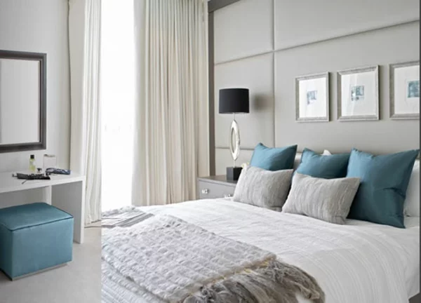 schlafzimmer einrichtungsideen polsterbett dekokissen hocker blau