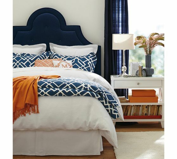 schlafzimmer-einrichtungsideen-polsterbett-kopfende-königsblau