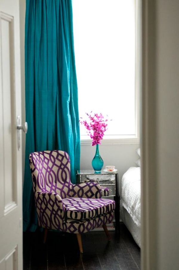 schlafzimmer gardinen vorhänge türkis gardine blickdicht vase