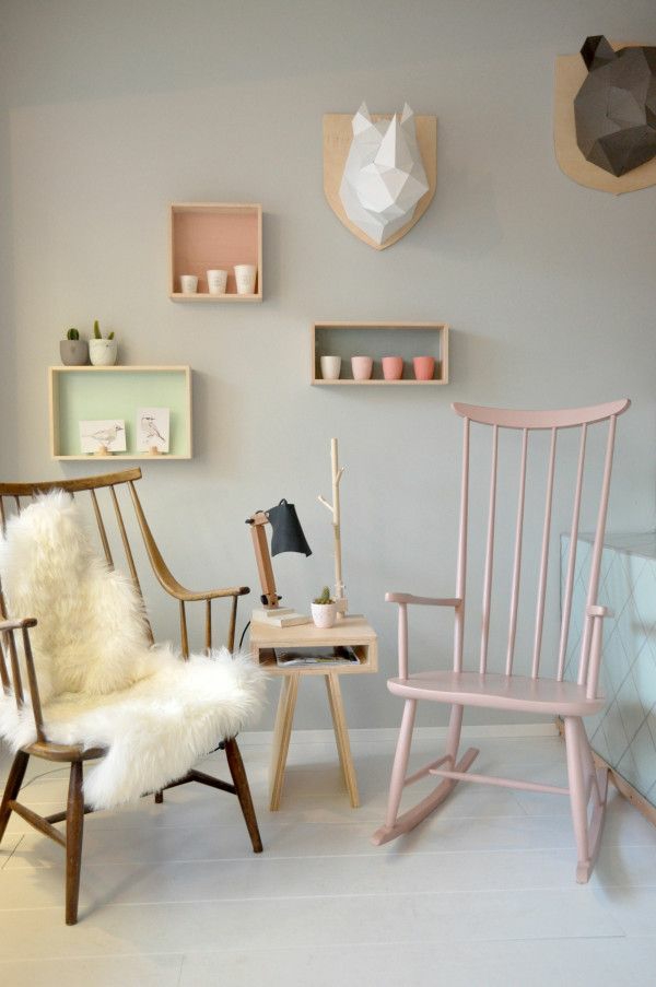 skandinavische möbel beistelltisch holzstuhl schaukelstuhl pastelltöne