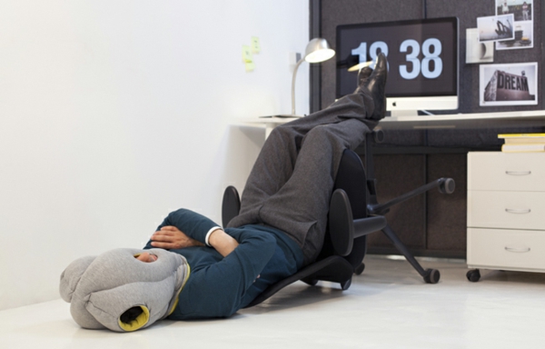 studio banana things ostrich pillow reisekissen designer kissen schlafen im büro
