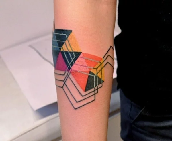 tattoo farbe arm tattoo geometrisches muster